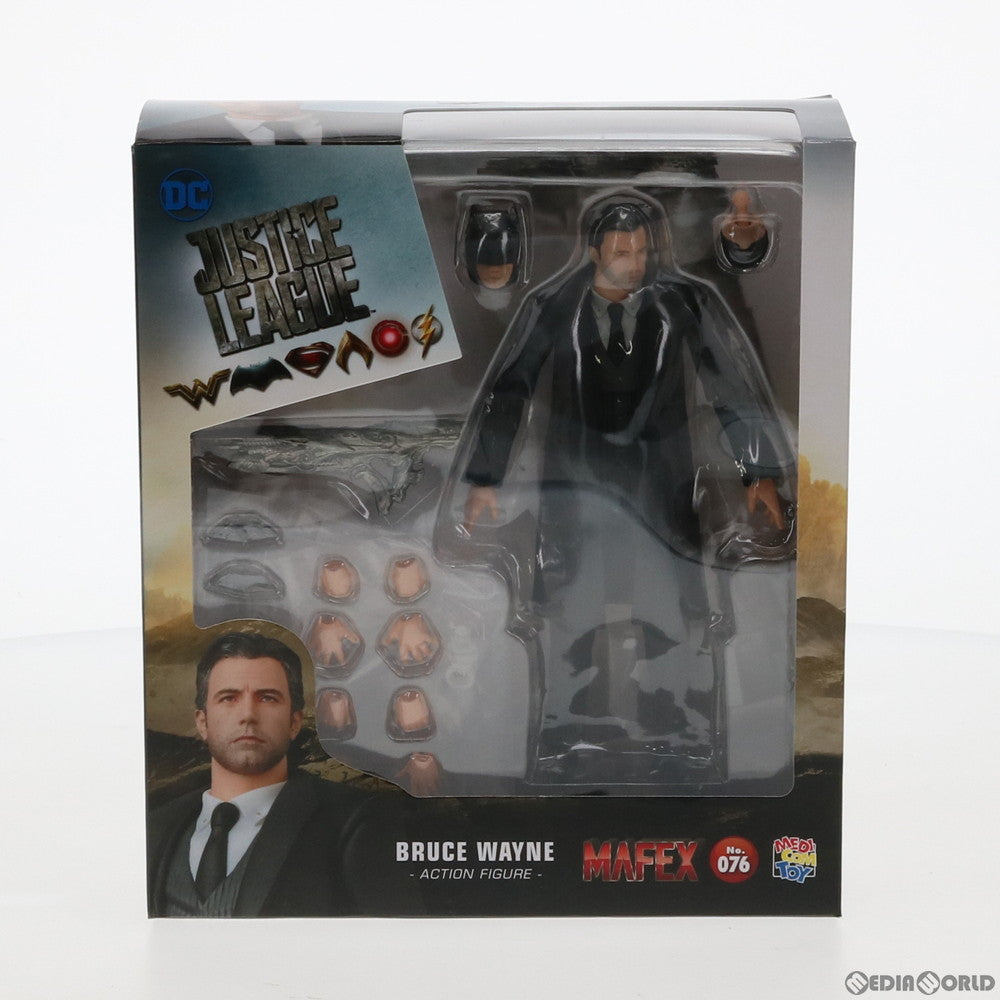 【中古即納】[FIG]マフェックス No.076 MAFEX BRUCE WAYNE(ブルース・ウェイン) JUSTICE  LEAGUE(ジャスティスリーグ) 完成品 可動フィギュア メディコム・トイ(20190428)