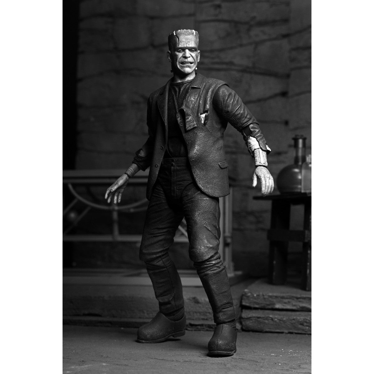 【新品即納】[FIG] ユニバーサルモンスター フランケンシュタインの怪物(ブラック&ホワイト ver.) フランケンシュタインの花嫁 完成品 アルティメット 7インチ アクションフィギュア ネカ(20250331)