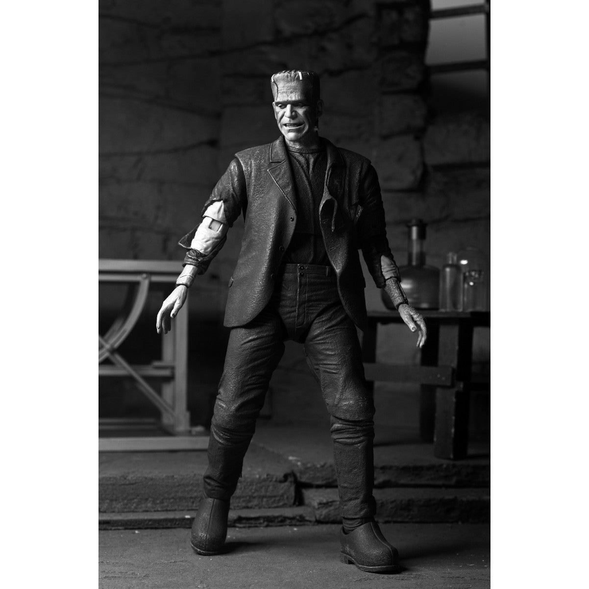 【新品即納】[FIG] ユニバーサルモンスター フランケンシュタインの怪物(ブラック&ホワイト ver.) フランケンシュタインの花嫁 完成品 アルティメット 7インチ アクションフィギュア ネカ(20250331)