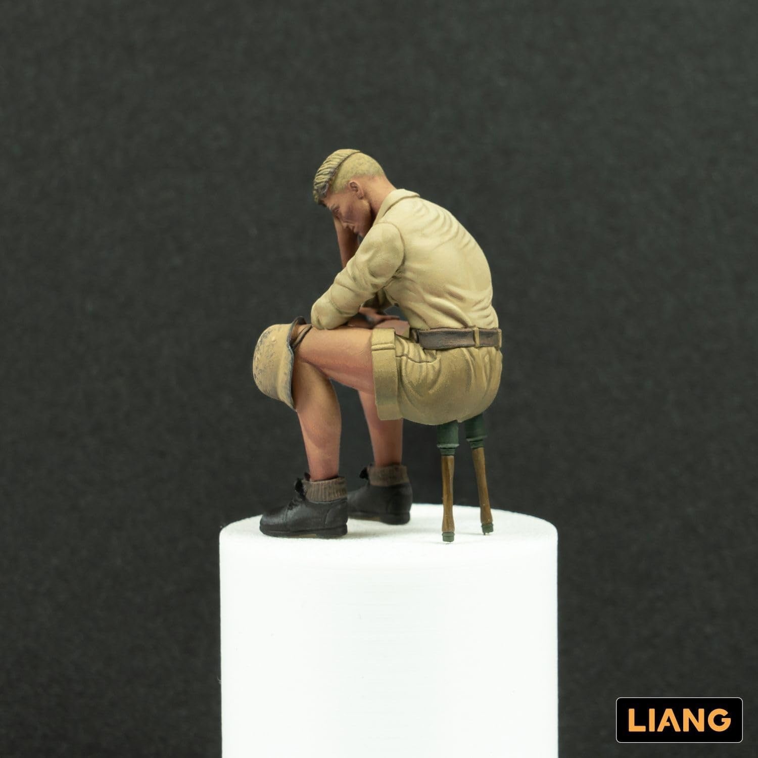 【新品即納】[PTM] 1/35 手榴弾を椅子代わりにする兵士 ガレージキット プラモデル(LIANG-F006) LIANG(リアンモデル) (20240803)