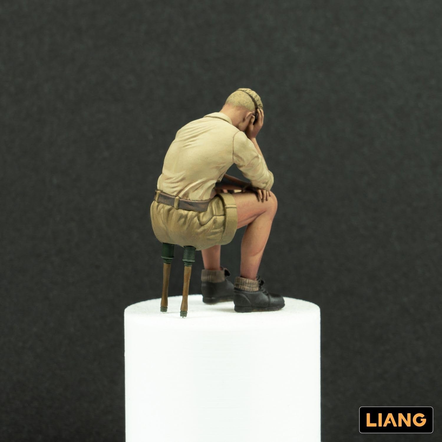 【新品即納】[PTM] 1/35 手榴弾を椅子代わりにする兵士 ガレージキット プラモデル(LIANG-F006) LIANG(リアンモデル) (20240803)