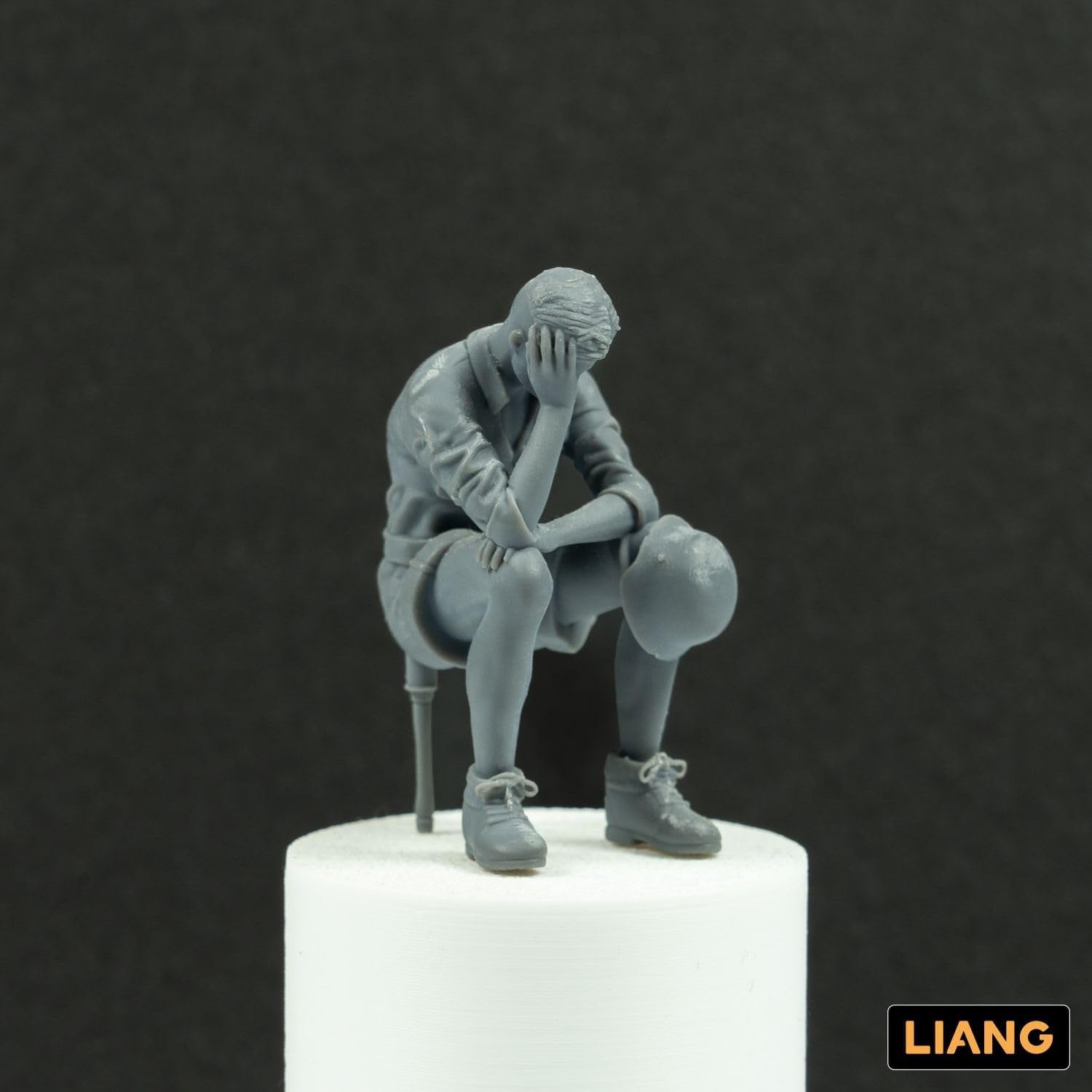 【新品即納】[PTM] 1/35 手榴弾を椅子代わりにする兵士 ガレージキット プラモデル(LIANG-F006) LIANG(リアンモデル) (20240803)