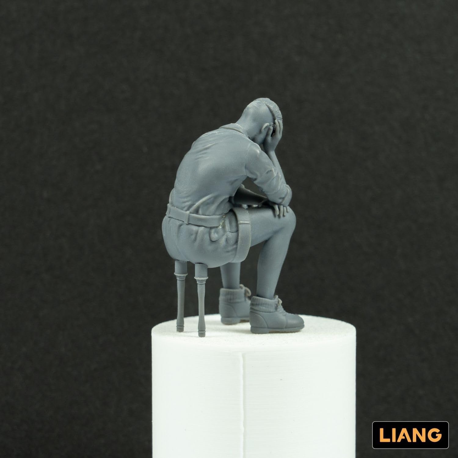 【新品即納】[PTM] 1/35 手榴弾を椅子代わりにする兵士 ガレージキット プラモデル(LIANG-F006) LIANG(リアンモデル) (20240803)