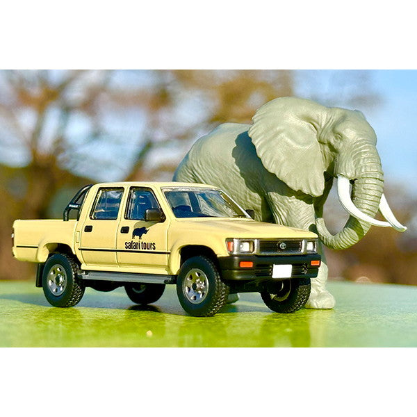 【新品即納】[MDL] 海洋堂×トミカリミテッドヴィンテージ ジオコレ64 #カースナップ29a 1/64 サファリ2(トヨタ ハイラックス4WDピックアップ ダブルキャブ付属) 完成品 ミニカー(330561) TOMYTEC(トミーテック)(20250712)