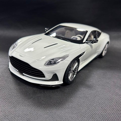 【新品即納】[MDL] 1/18 アストンマーティン DB12 ホワイト(蓄光) 交換用ホイール付属 完成品 ミニカー(8250628YG) XiaoGuang MODEL(20250731)