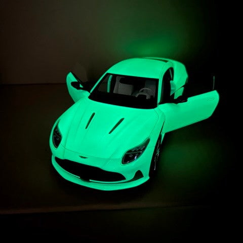 【新品即納】[MDL] 1/18 アストンマーティン DB12 ホワイト(蓄光) 交換用ホイール付属 完成品 ミニカー(8250628YG) XiaoGuang MODEL(20250731)