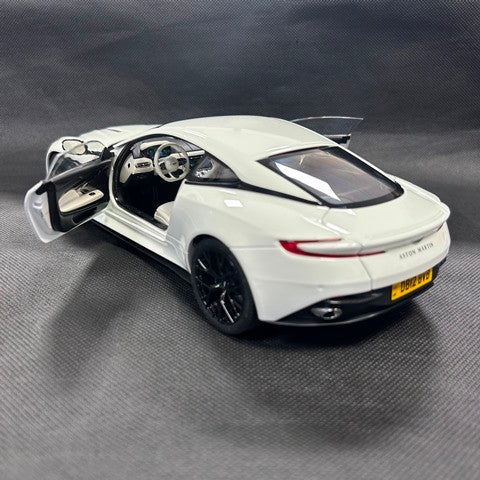 【新品即納】[MDL] 1/18 アストンマーティン DB12 ホワイト(蓄光) 交換用ホイール付属 完成品 ミニカー(8250628YG) XiaoGuang MODEL(20250731)