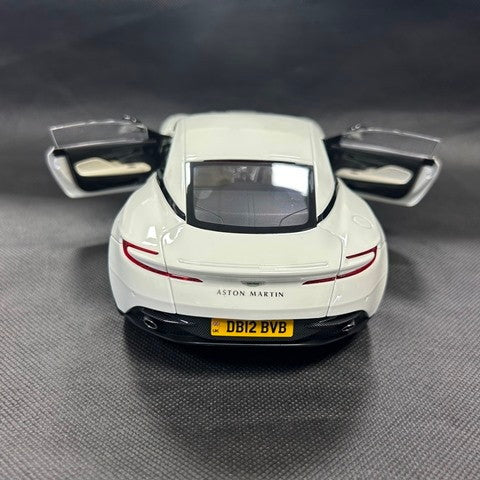 【新品即納】[MDL] 1/18 アストンマーティン DB12 ホワイト(蓄光) 交換用ホイール付属 完成品 ミニカー(8250628YG) XiaoGuang MODEL(20250731)