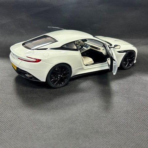 【新品即納】[MDL] 1/18 アストンマーティン DB12 ホワイト(蓄光) 交換用ホイール付属 完成品 ミニカー(8250628YG) XiaoGuang MODEL(20250731)