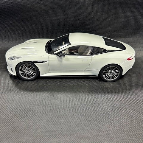【新品即納】[MDL] 1/18 アストンマーティン DB12 ホワイト(蓄光) 交換用ホイール付属 完成品 ミニカー(8250628YG) XiaoGuang MODEL(20250731)
