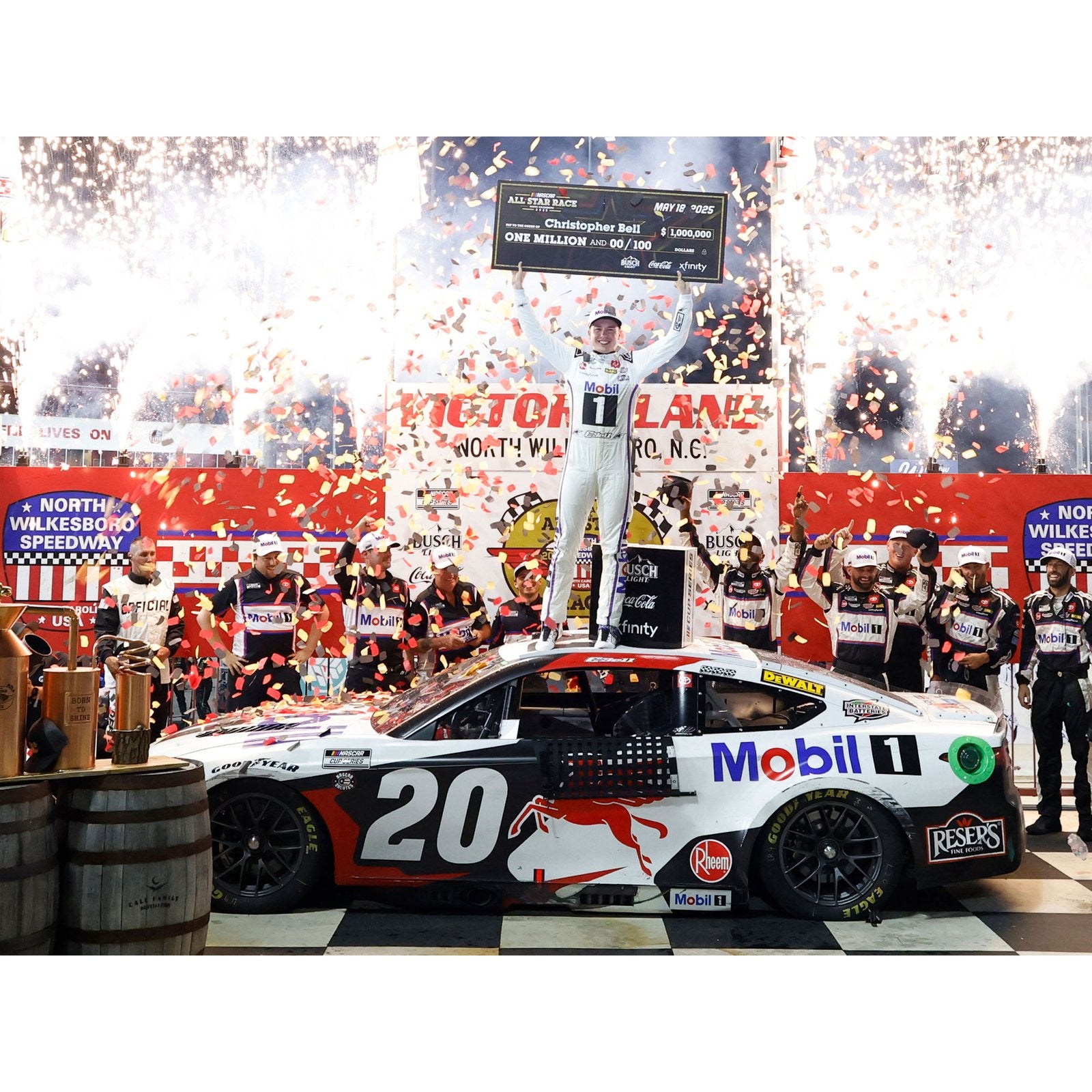 【予約安心出荷】[MDL] Lionel Racing(ライオネルレーシング) NASCAR CUP Series 1/64 MOBIL 1 2025 トヨタ カムリ クリストファー・ベル #20 ウィルクスボロ ALL-STARレース ウィナー 完成品 ミニカー(LR332224) 京商(2025年12月)