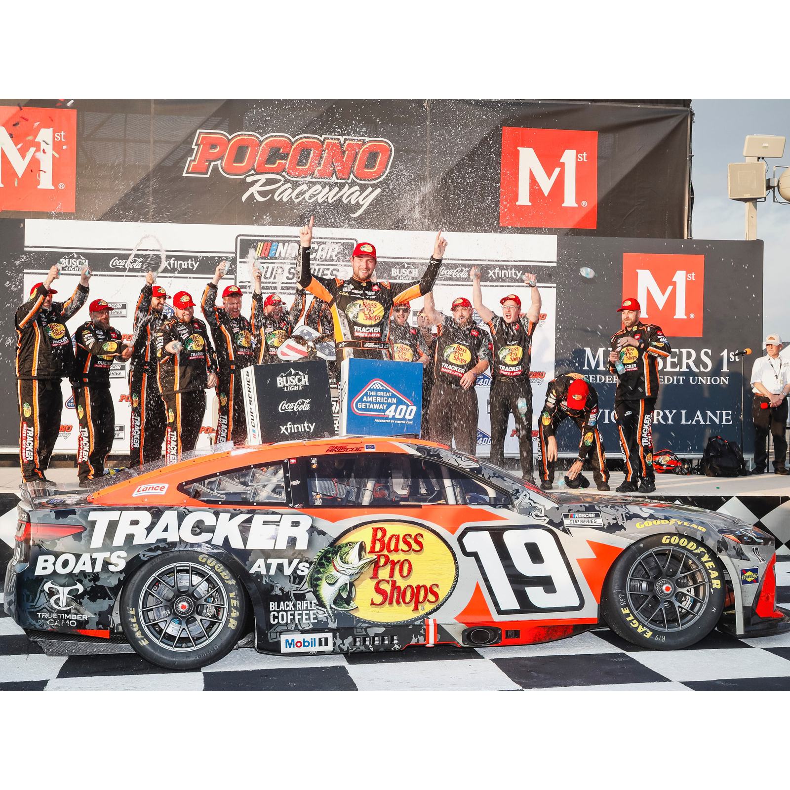【予約安心出荷】[MDL] Lionel Racing(ライオネルレーシング) NASCAR CUP Series 1/64 BASS PRO SHOPS 2025 トヨタ カムリ XSE チェイス・ブリスコー #19 ポコノ THE GREAT AMERICAN GETAWAY 400 ウィナー 完成品 ミニカー(LR334419) 京商(2025年12月)