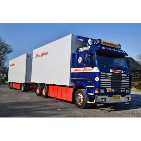 【予約安心出荷】[MDL] 1/50 Klaus Nielsen SCANIA 3 SERIES 6X2 TAG AXLE RIGED BOX TRUCK DRAWBAR TRAILER - 6 AXLE 完成品 ミニカー(01-4897) WSI MODELS(2026年5月)