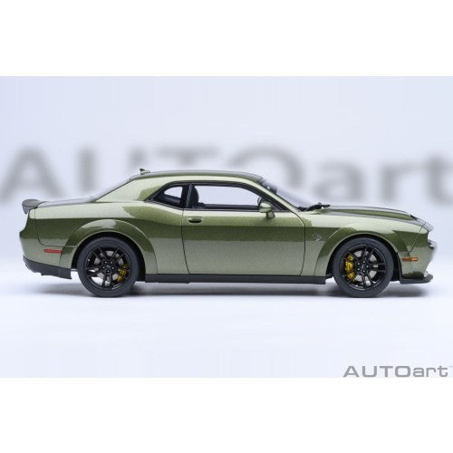 【新品即納】[MDL] オートアート・コンポジットダイキャストモデル 1/18 ダッジ チャレンジャー SRT ジェイルブレイク 2022 (メタリック・グリーン/カーボンブラック・ストライプ 『F8 GREEN』) 完成品 ミニカー(71761) AUTOart(オートアート)(20260331)