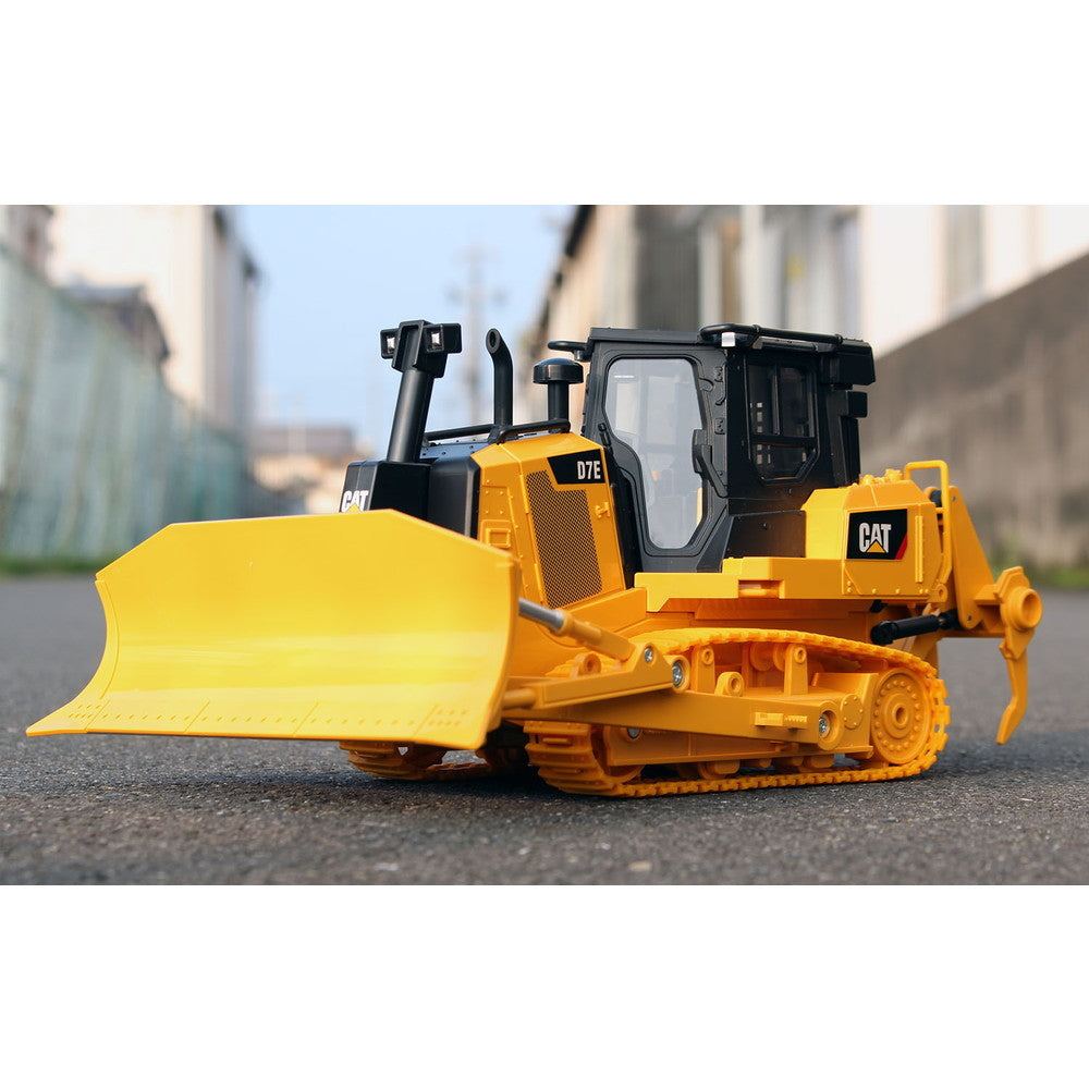 【新品即納】[RC] (再販) 電動RC建機シリーズ 1/24 キャタピラー CAT D7E ブルドーザ ライト&サウンドギミック搭載ver. ラジコン(DM25002) DIECAST MASTERS(ダイキャストマスター) (20241031)