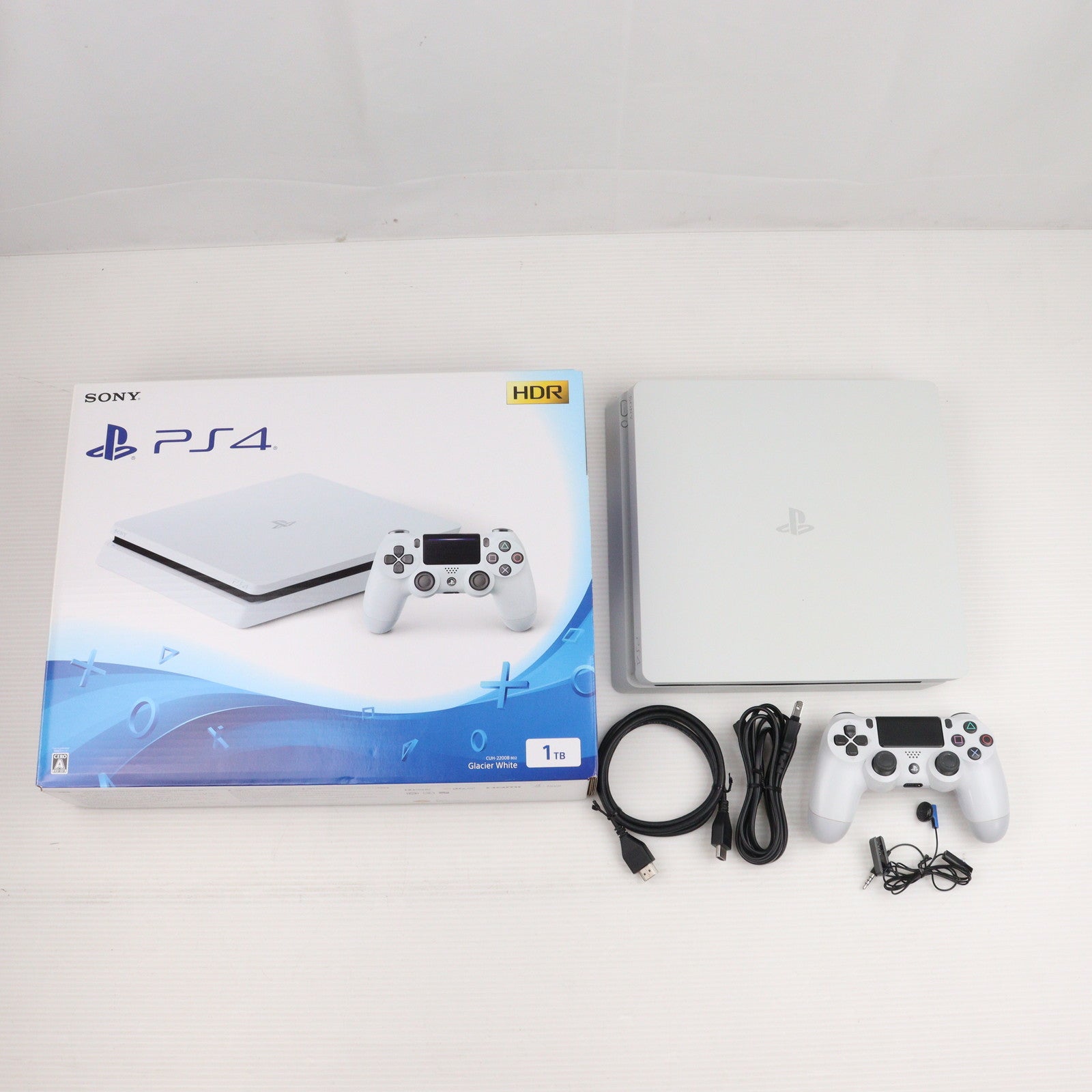 【中古即納】[PS4](本体) プレイステーション4 PlayStation4 グレイシャー・ホワイト 1TB(CUH-2200BB02) ソニー・インタラクティブエンタテインメント (20180709)