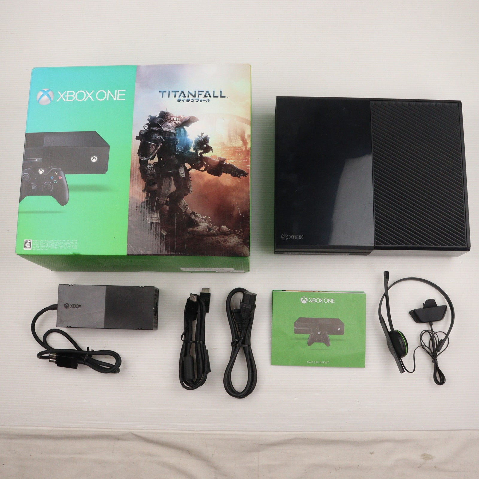 【中古即納】[XboxOne] (本体) Xbox One (タイタンフォール同梱版) 日本マイクロソフト(5C7-00034)(20140904)