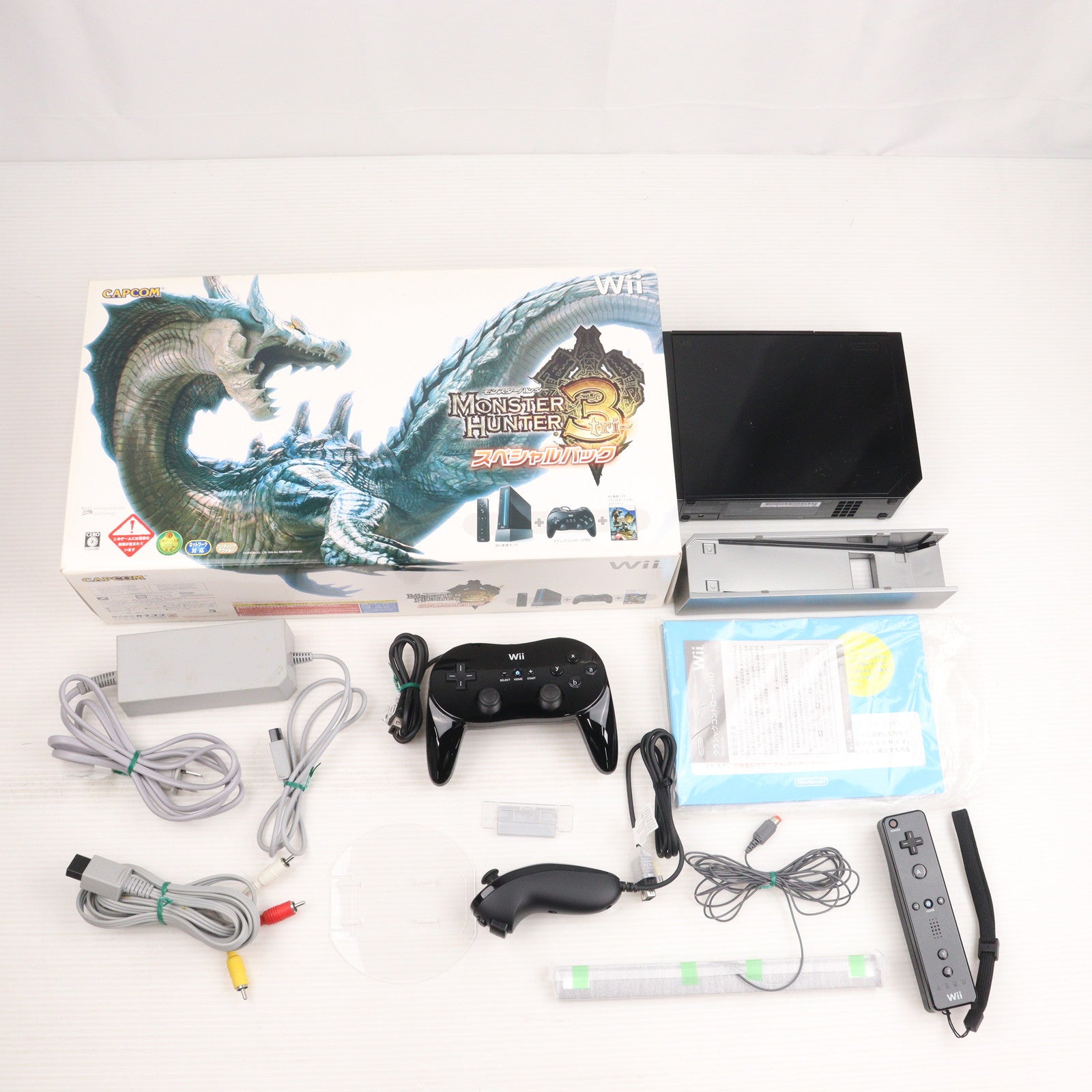 【中古即納】[Wii] (本体) モンスターハンター3(トライ) スペシャルパック (Wii(クロ)(Wiiリモコンジャケット同梱)&クラシックコントローラPRO(クロ)同梱) 任天堂(RVL-S-KHMH)(20090801)