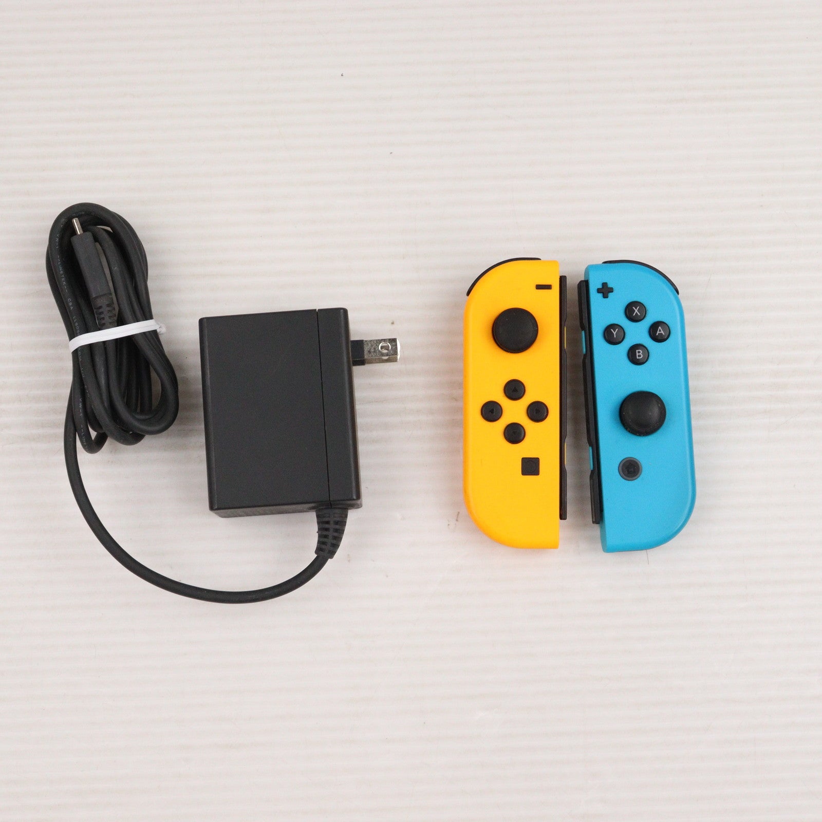 【中古即納】[Switch] (本体) Nintendo Switch(ニンテンドースイッチ) Joy-Con(L) ネオンブルー/R ネオンレッド 任天堂(HAD-S-KABAH)(20190830)