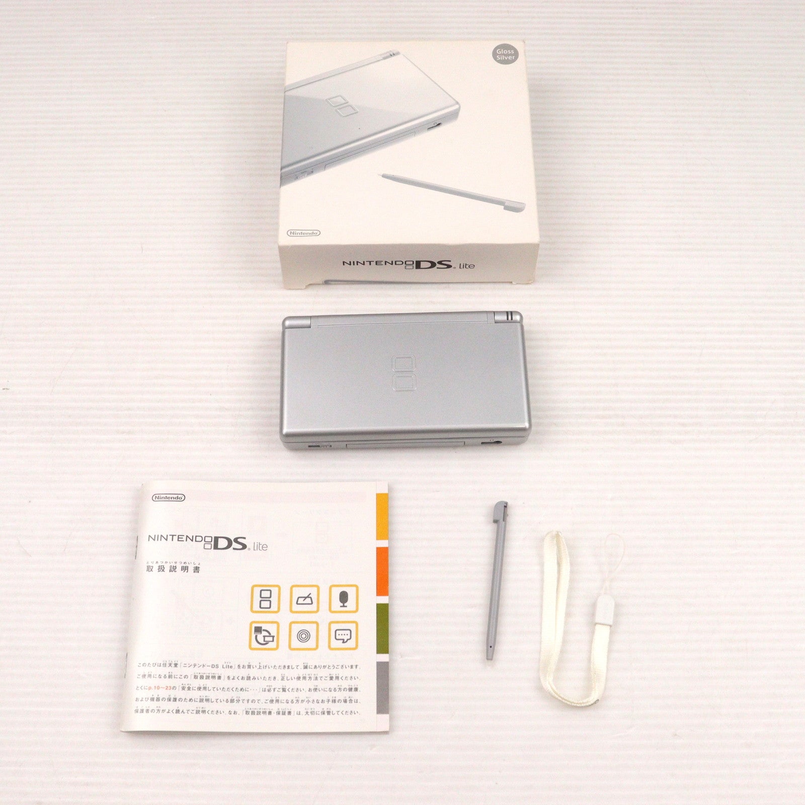 【中古即納】[NDS] (本体) ニンテンドーDS Lite(ライト) グロスシルバー 任天堂(USG-S-VA)(20070623)