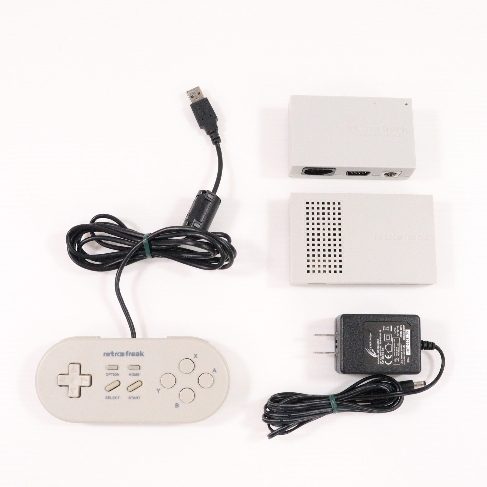 【中古即納】[SFC] (再販)(本体) レトロフリーク(コントローラーアダプターセット) サイバーガジェット(CY-RF-B)(20250214)