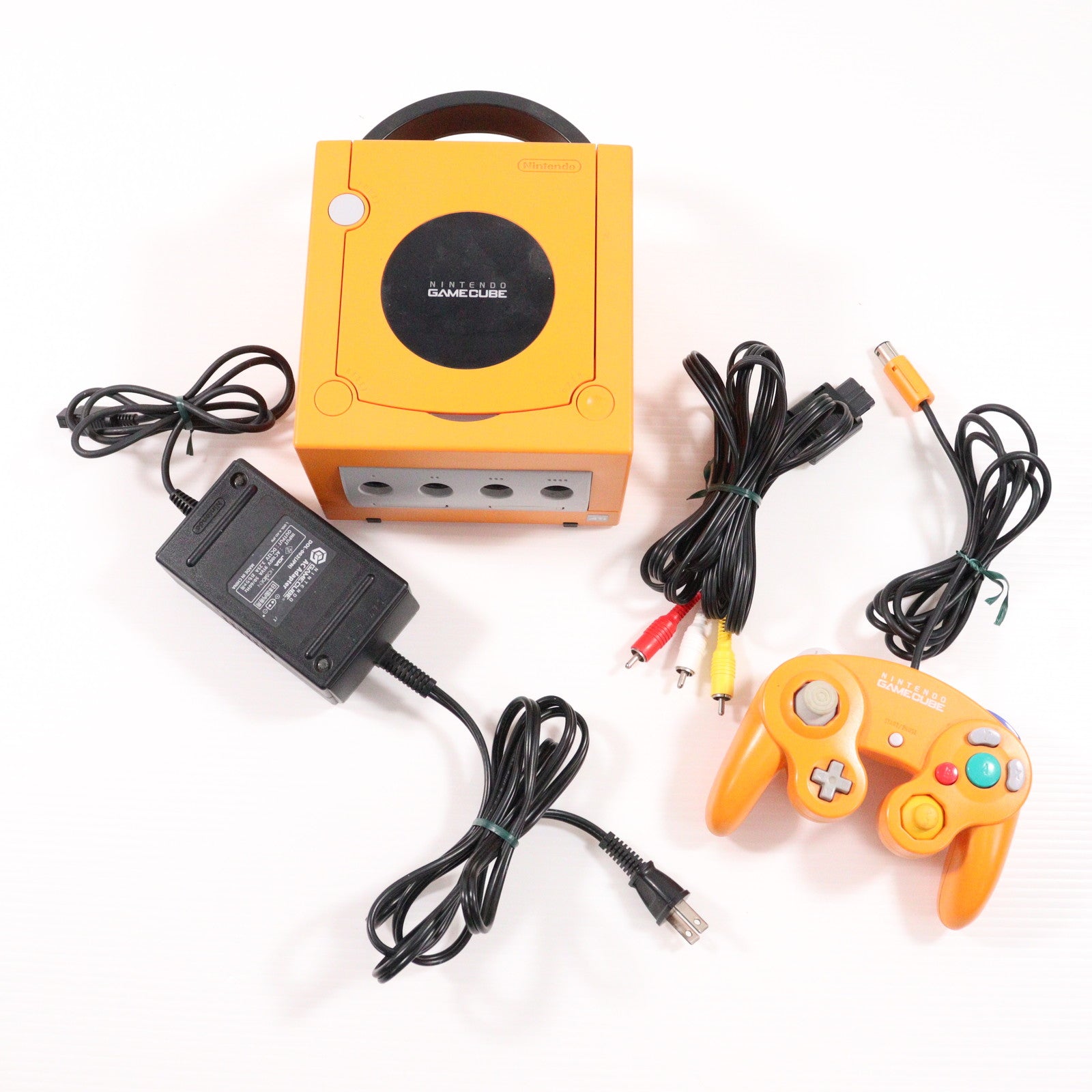 【中古即納】[GC] (本体) NINTENDO GAMECUBE(ニンテンドー ゲームキューブ) オレンジ 任天堂(DOL-SOA)(20011121)