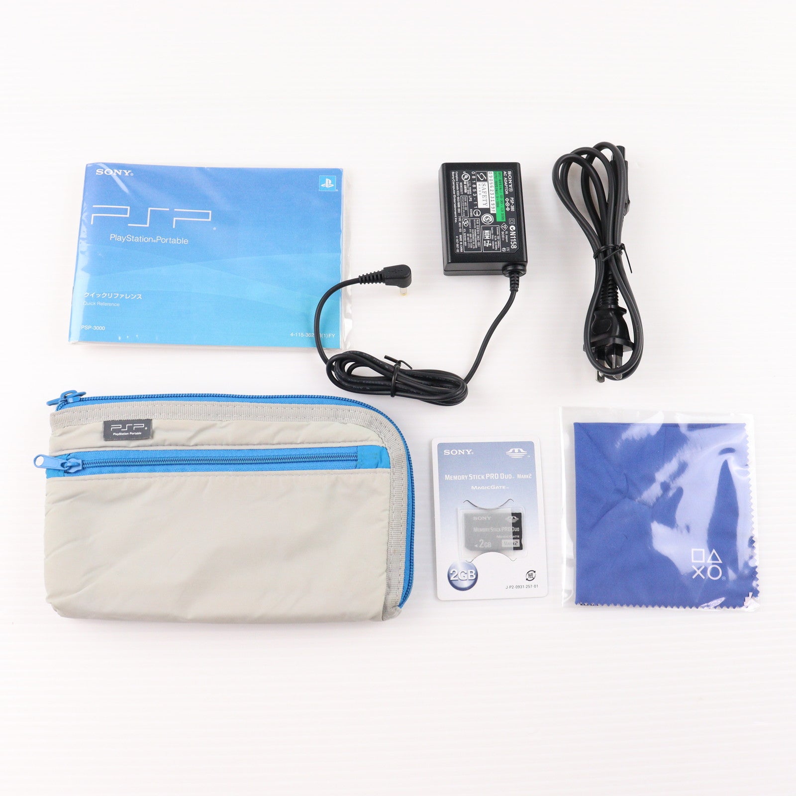 【中古即納】[PSP] (本体) PlayStation Portable(プレイステーション・ポータブル) バリューパック ホワイト/ブルー SCE(PSPJ-30018)(20101118)
