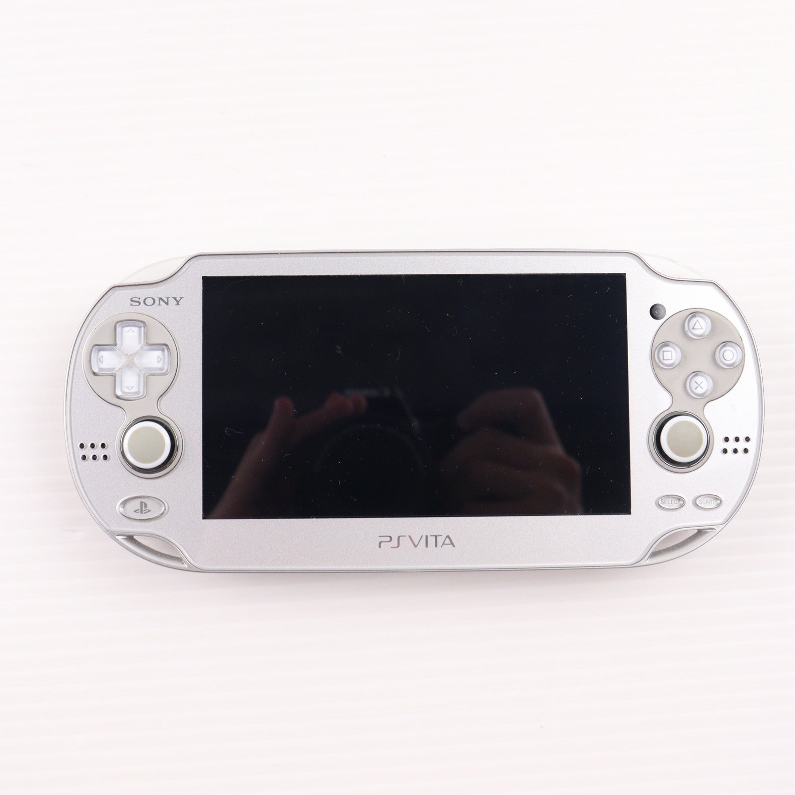 【中古即納】[PSVita] (本体) PlayStation Vita(プレイステーション ヴィータ) Wi-Fiモデル アイス・シルバー(ファンタシースターオンライン2同梱) SCE(PCHJ-10007)(20130228)