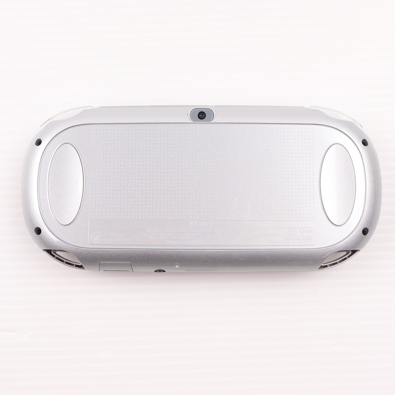 【中古即納】[PSVita] (本体) PlayStation Vita(プレイステーション ヴィータ) Wi-Fiモデル アイス・シルバー(ファンタシースターオンライン2同梱) SCE(PCHJ-10007)(20130228)