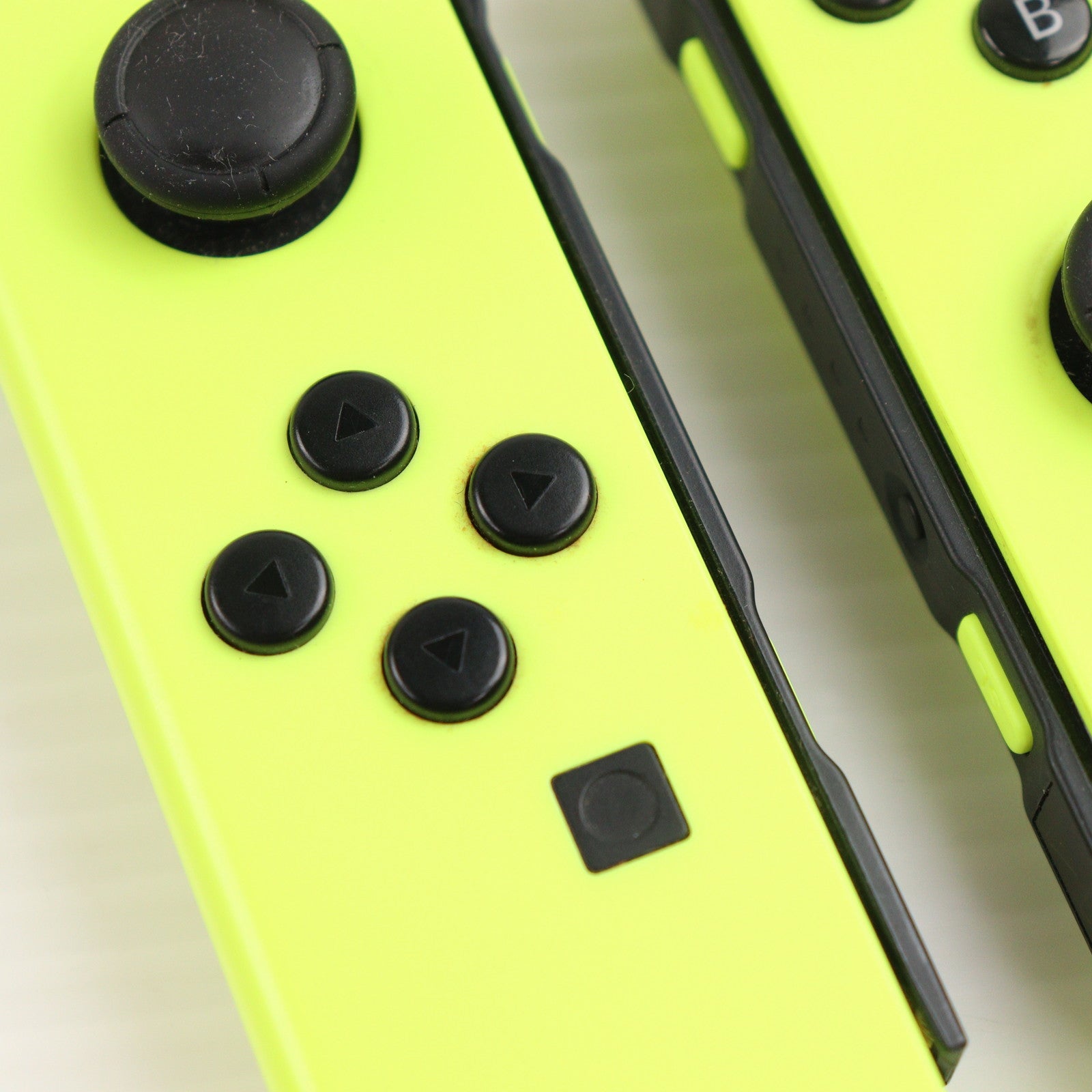 【中古即納】[Switch] (本体) マイニンテンドーストア限定 (新型)Nintendo Switch(ニンテンドースイッチ) 2台目用セット カスタマイズ Joy-Con(L)/(R) ネオンイエロー Joy-Conストラップ ブラック 任天堂(HAD-S-KAYAD)(20190830)