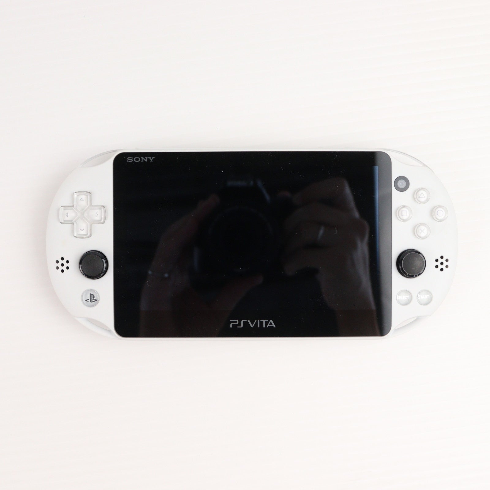 【中古即納】[PSVita] (本体) PlayStation Vita(プレイステーション ヴィータ) Wi-Fiモデル グレイシャー・ホワイト SCE(PCH-2000ZA22)(20150917)