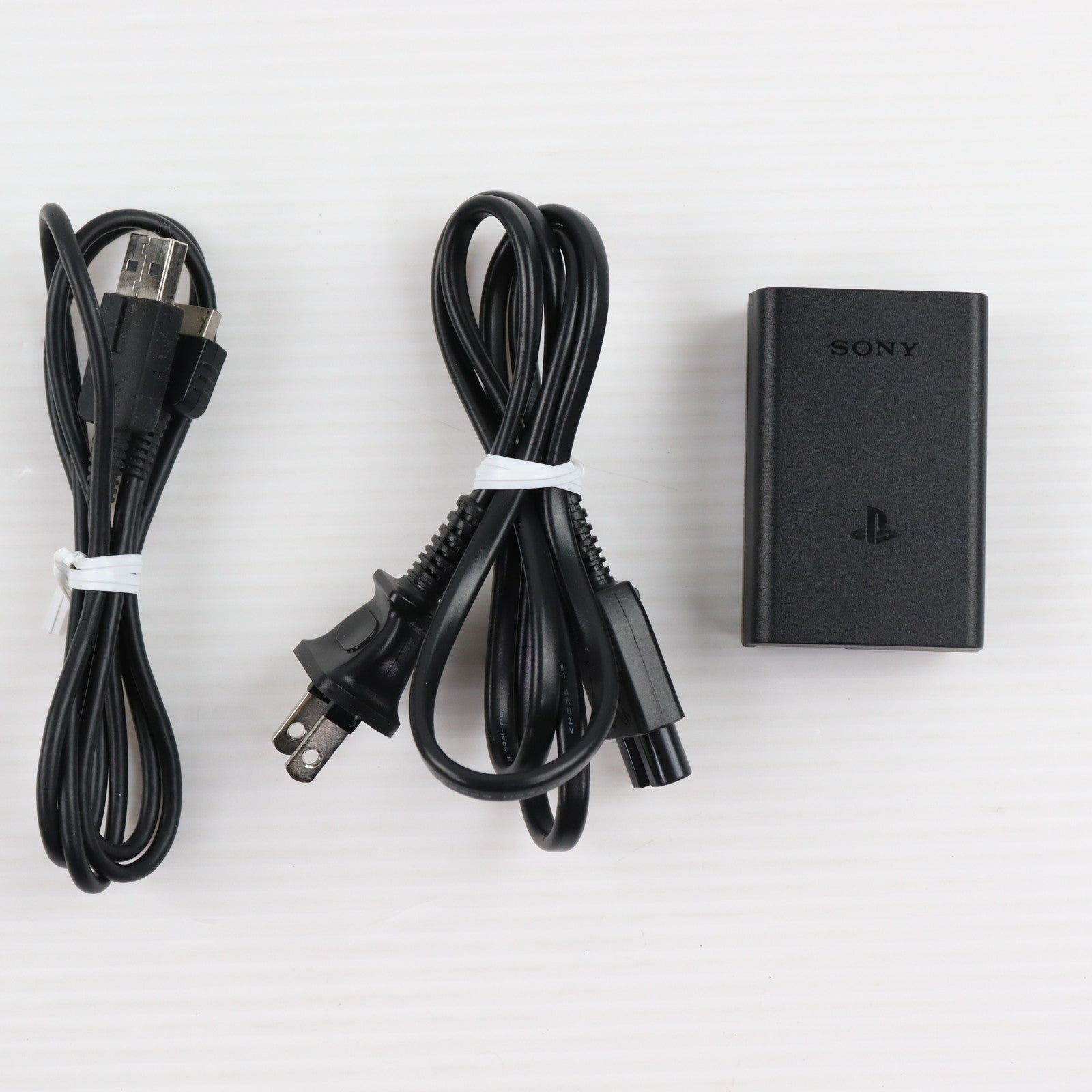 【中古即納】[PSVita] (本体) PlayStation Vita(プレイステーション ヴィータ) Wi-Fiモデル シルバー SCE(PCH-2000ZA25)(20161201)