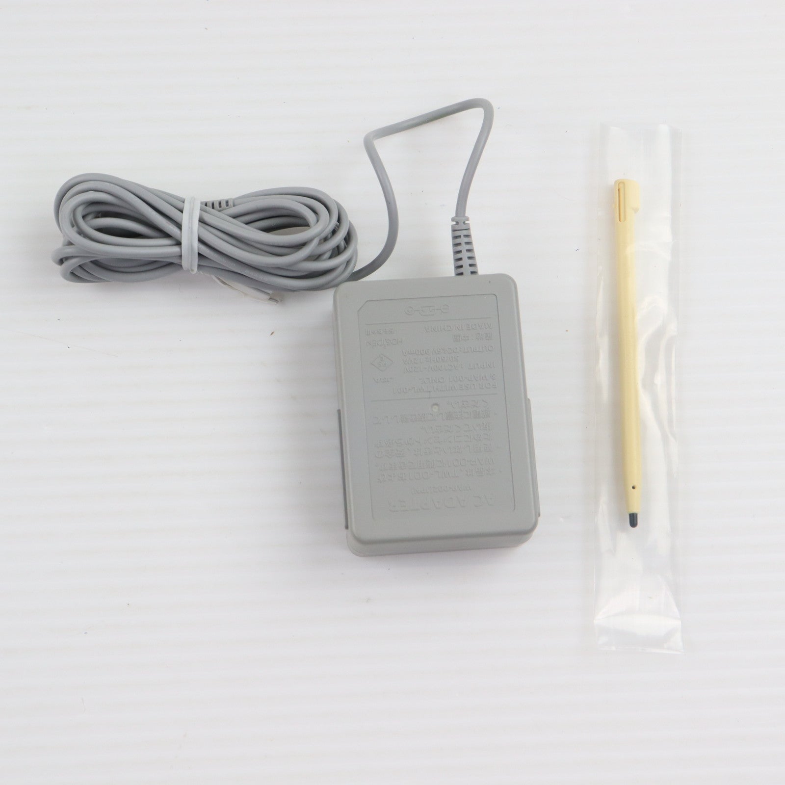 【中古即納】[NDS] (本体) ニンテンドーDSi ホワイト 任天堂(TWL-S-WA)(20081101)