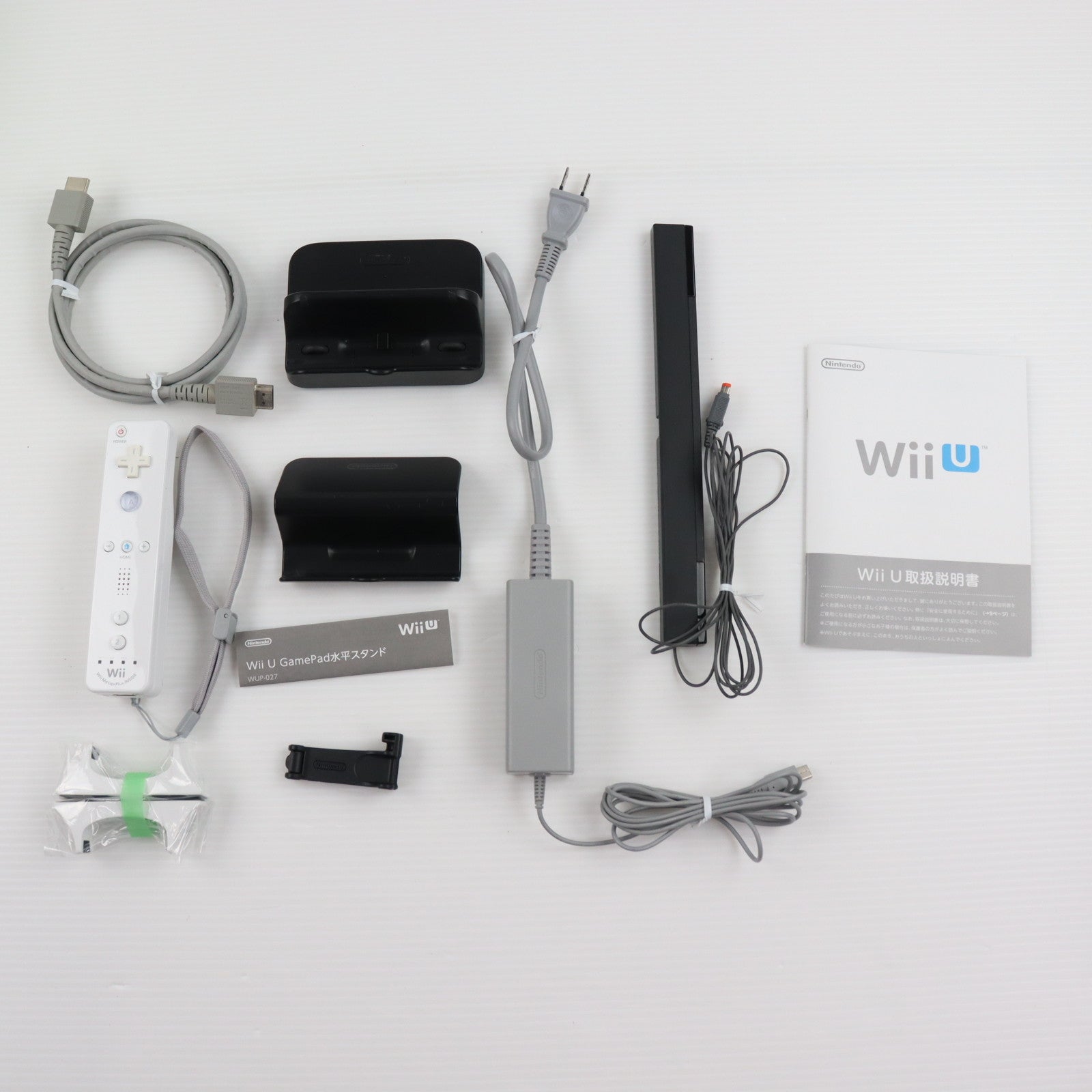 【中古即納】[WiiU] (本体) Wii U すぐに遊べるファミリープレミアムセット+Wii Fit U(シロ) 任天堂(WUP-S-WAFT)(20131205)