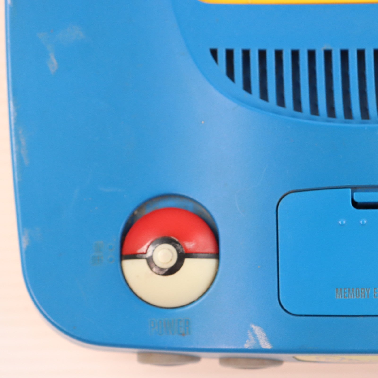 【中古即納】[N64] (本体) ピカチュウ NINTENDO64(ニンテンドウ64/ニンテンドー64) ブルー&イエロー 任天堂(NUSOXA)(20000721)