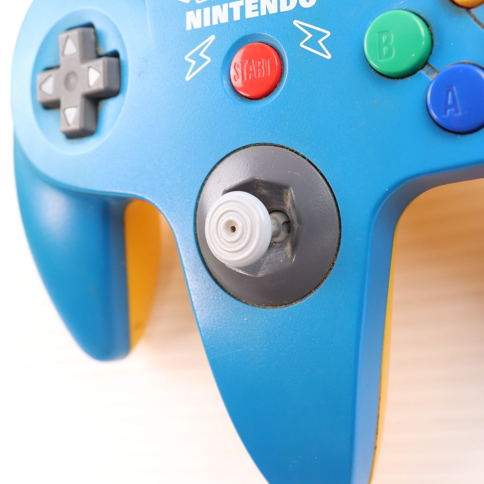 【中古即納】[N64] (本体) ピカチュウ NINTENDO64(ニンテンドウ64/ニンテンドー64) ブルー&イエロー 任天堂(NUSOXA)(20000721)