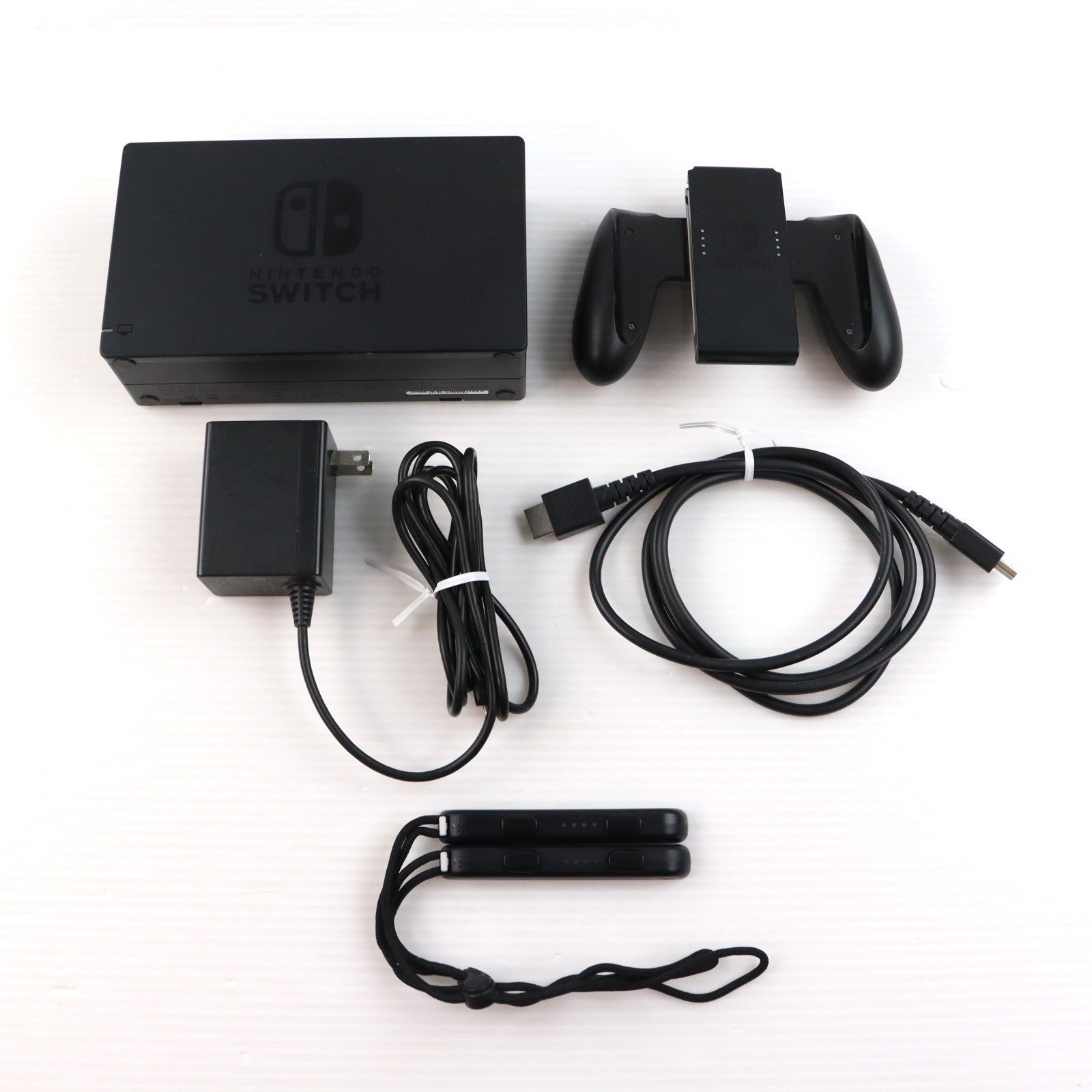 【中古即納】[Switch] (本体) マイニンテンドーストア限定 Nintendo Switchカスタマイズ Joy-Con(L)/R グレー Joy-Conストラップ ブラック 任天堂(HAC-S-KAAAA)(20170303)