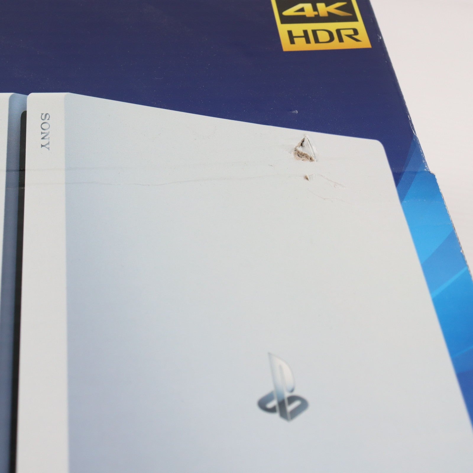 【中古即納】[PS4] (本体) PlayStation 4 Pro(プレイステーション4 プロ) グレイシャー・ホワイト 1TB SIE(CUH-7200BB02)(20181012)