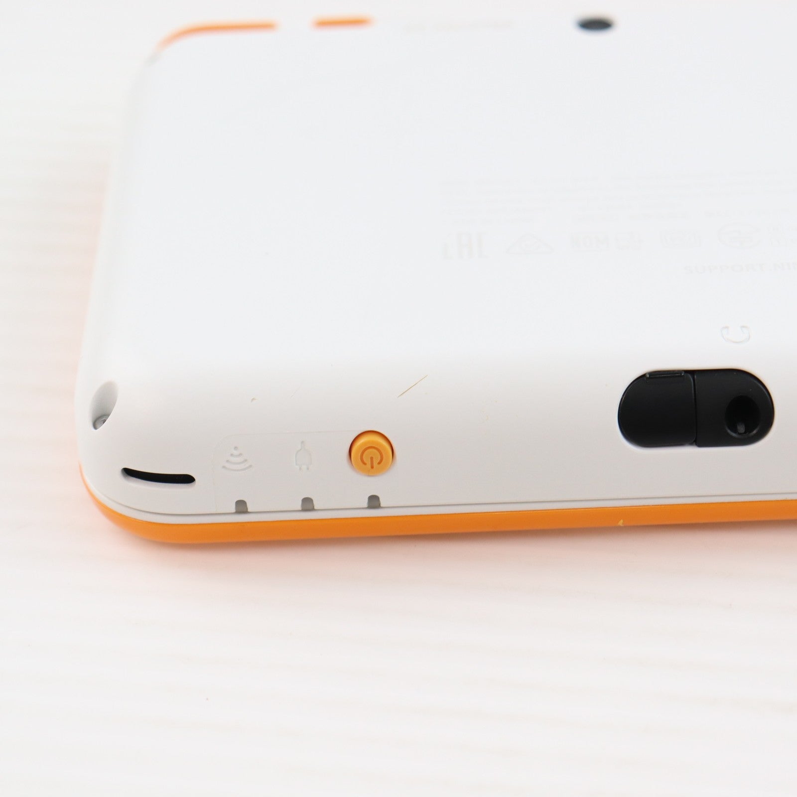 【中古即納】[3DS] (本体) Newニンテンドー2DS LL ホワイト×オレンジ 任天堂(JAN-S-OAAA)(20170713)