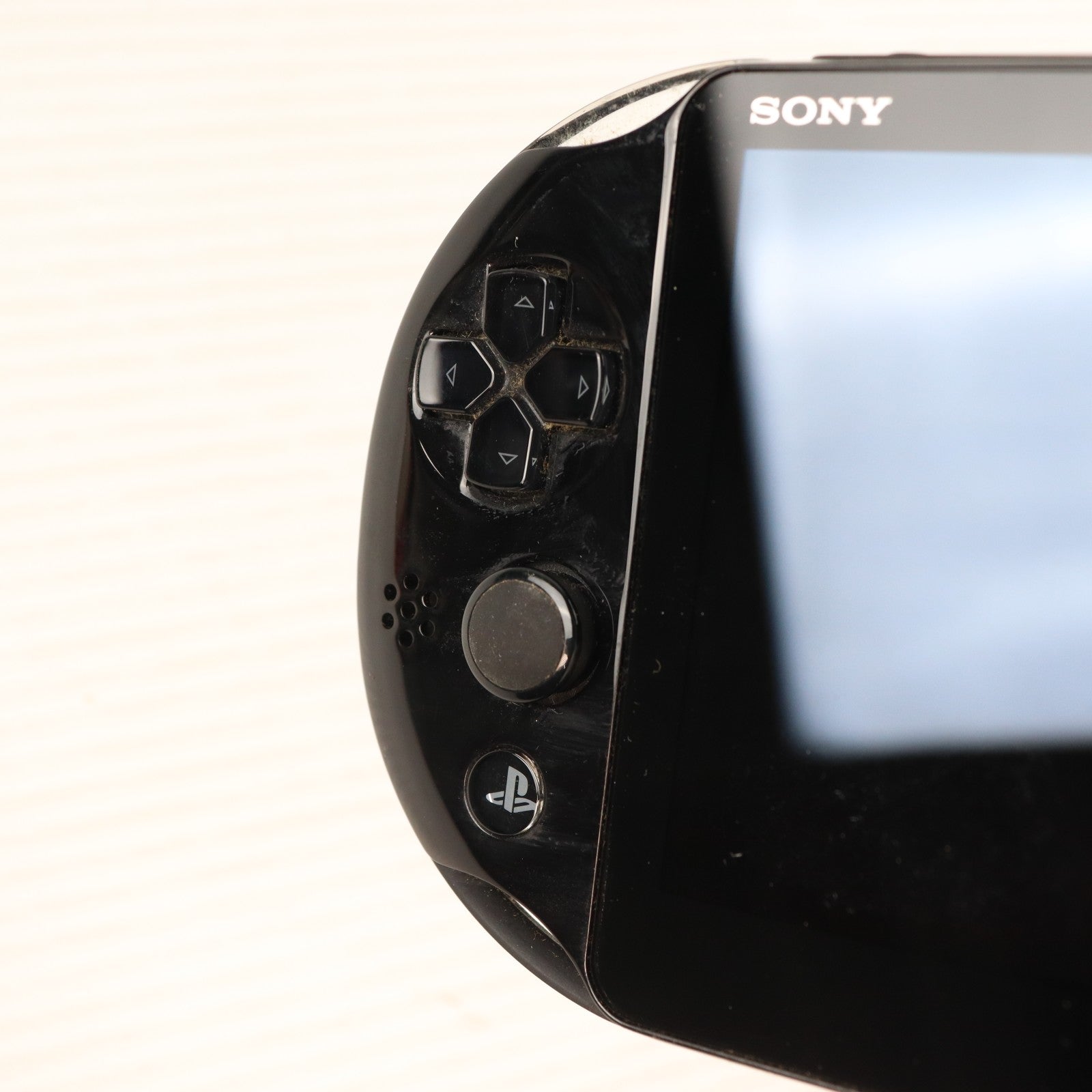 【中古即納】[PSVita] (本体) PlayStation Vita(プレイステーション ヴィータ) Wi-Fiモデル ブラック SCE(PCH-2000ZA11)(20131010)