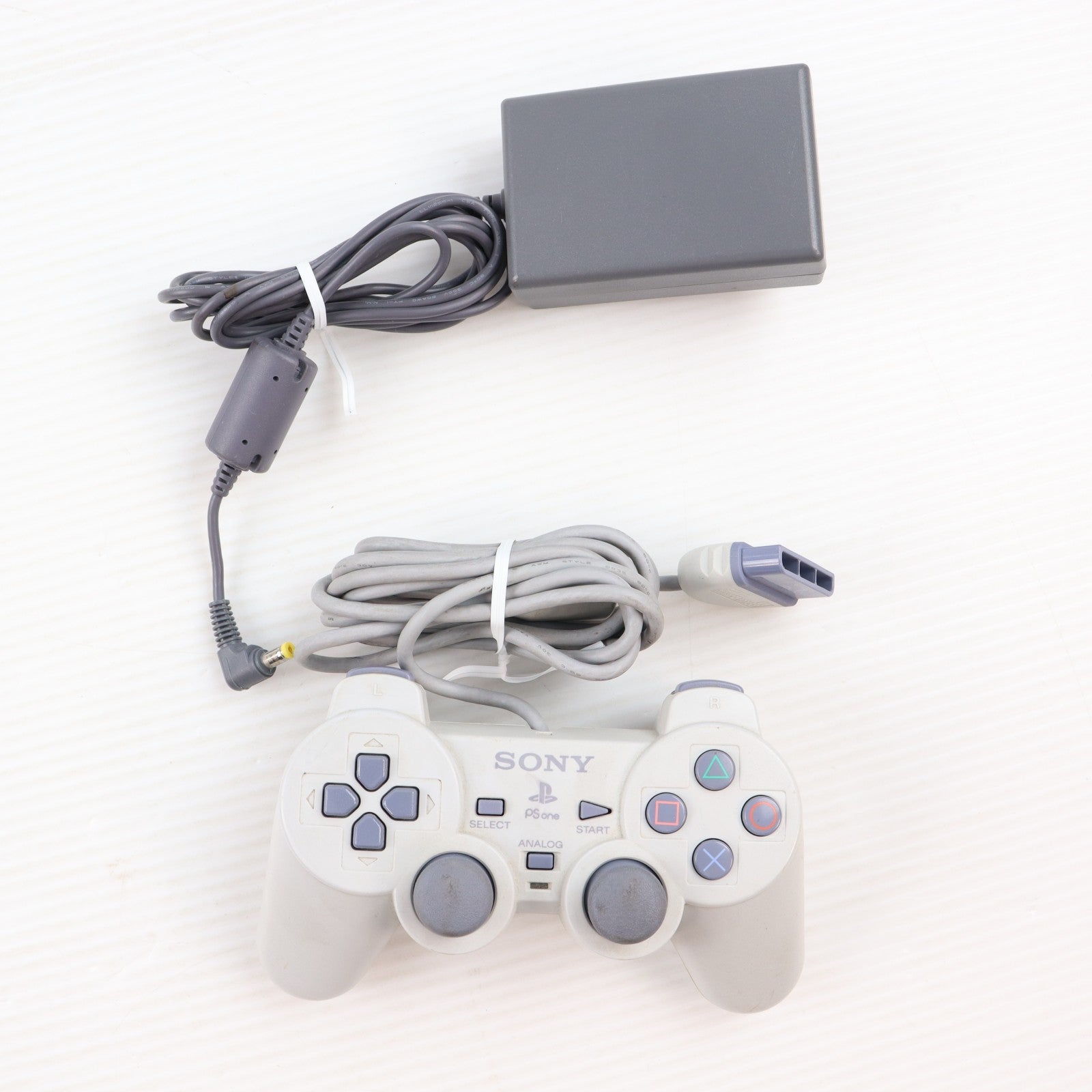 【中古即納】[PS] (本体) PlayStation PS one(プレイステーション ピーエス ワン)&液晶モニターCOMBO SCE(SCPH-140)(20011122)