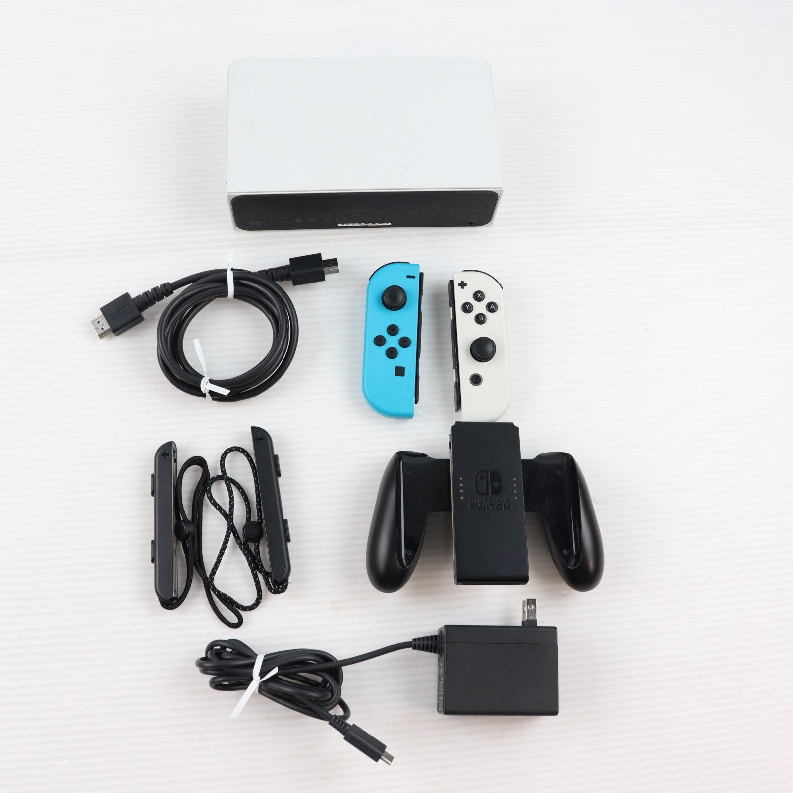 【中古即納】[Switch] (本体) Nintendo Switch(ニンテンドースイッチ) 有機ELモデル Joy-Con(L)/(R) ホワイト 任天堂(HEG-S-KAAAA)(20211008)