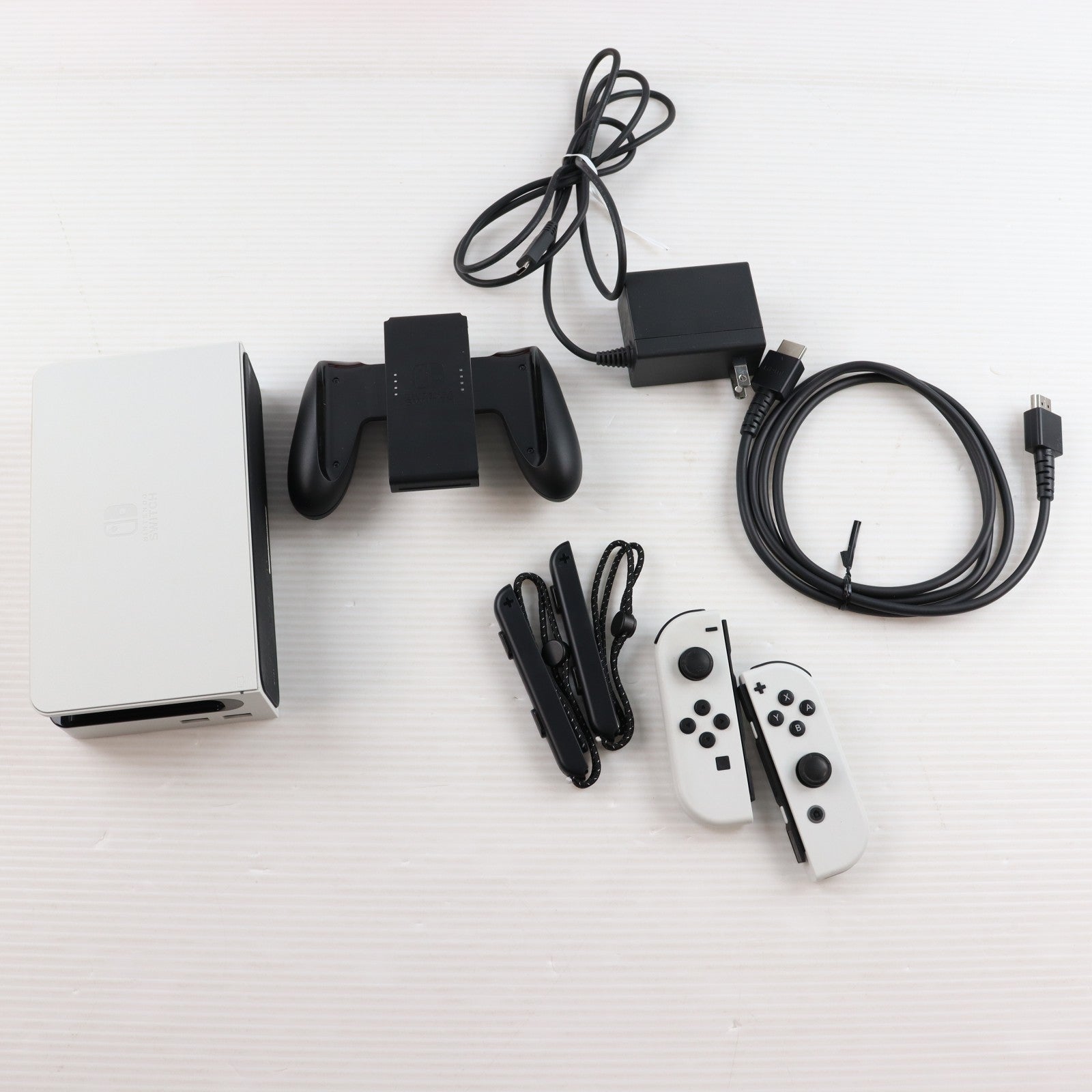 【中古即納】[Switch] (本体) Nintendo Switch(ニンテンドースイッチ) 有機ELモデル Joy-Con(L)/(R) ホワイト 任天堂(HEG-S-KAAAA)(20211008)