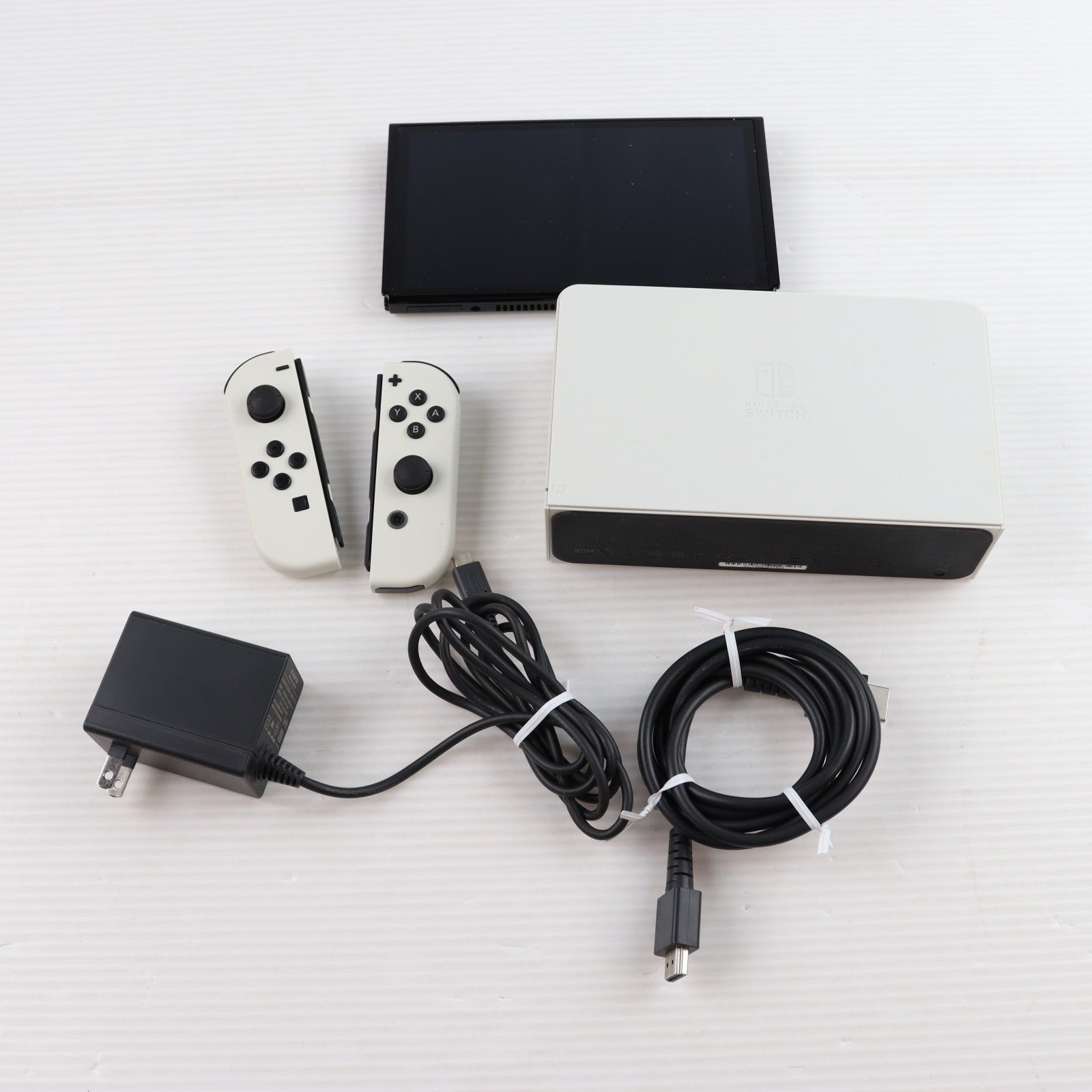 【中古即納】[Switch] (本体) Nintendo Switch(ニンテンドースイッチ) 有機ELモデル Joy-Con(L)/(R) ホワイト 任天堂(HEG-S-KAAAA)(20211008)
