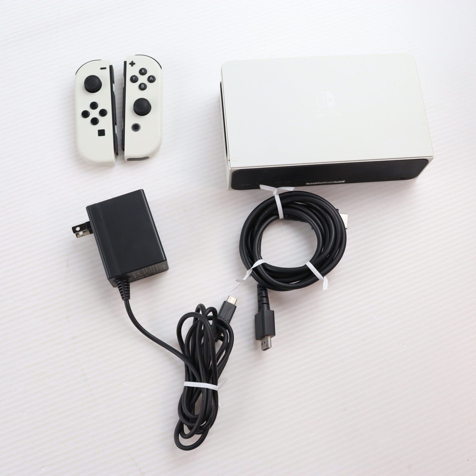 【中古即納】[Switch] (本体) Nintendo Switch(ニンテンドースイッチ) 有機ELモデル Joy-Con(L)/(R) ホワイト 任天堂(HEG-S-KAAAA)(20211008)