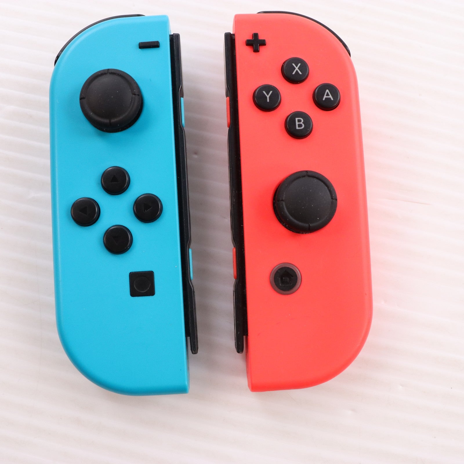 【中古即納】[Switch] (本体) Nintendo Switch(ニンテンドースイッチ) Joy-Con(L) ネオンブルー/R ネオンレッド 任天堂(HAC-S-KABAA)(20170303)