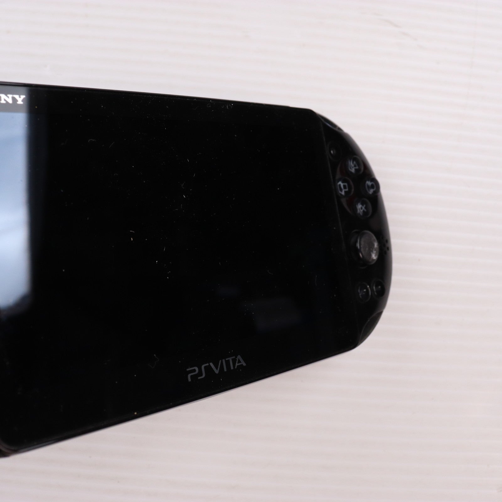 【中古即納】[PSVita] (本体) PlayStation Vita(プレイステーション ヴィータ) Wi-Fiモデル ブラック SCE(PCH-2000ZA11)(20131010)