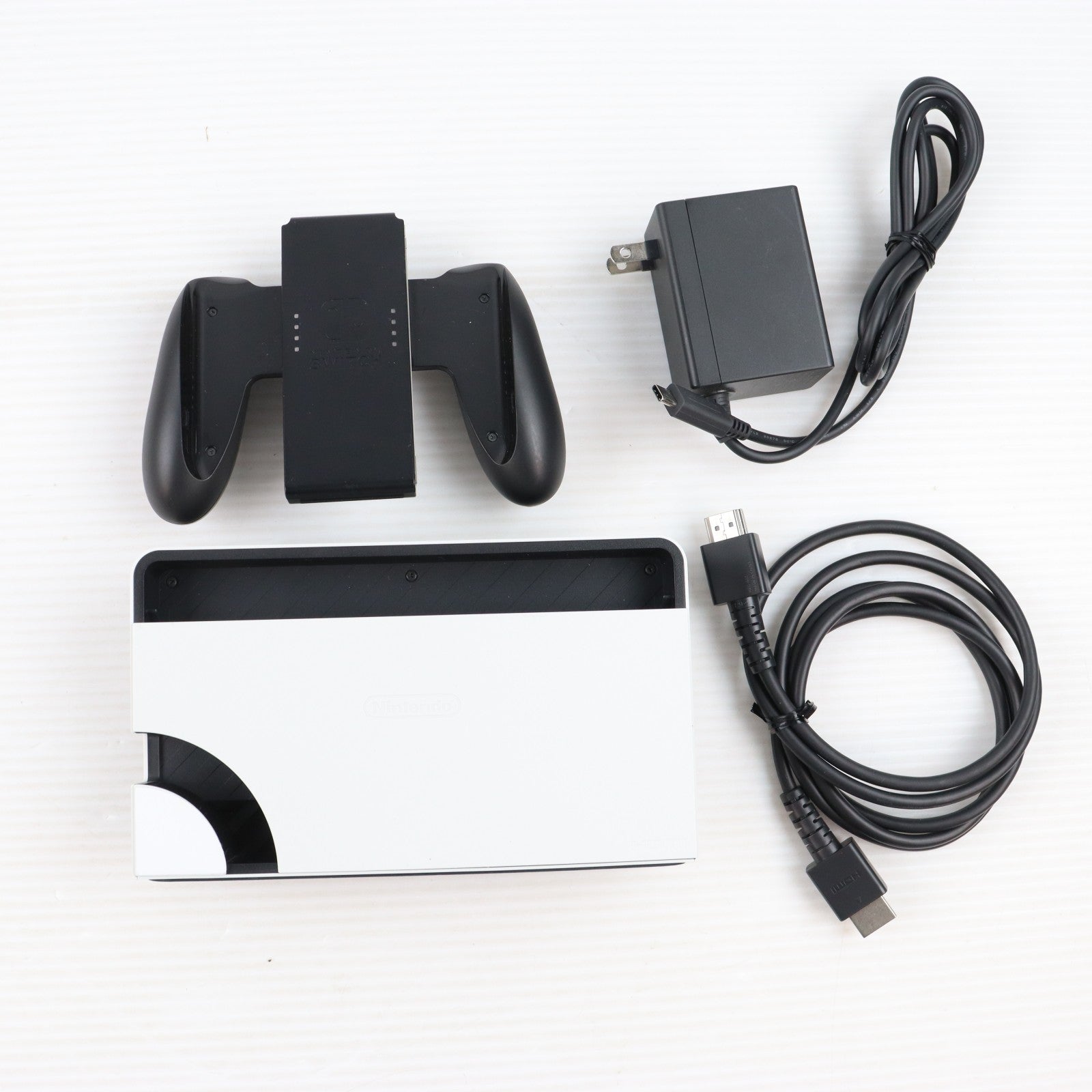 【中古即納】[Switch] (本体) Nintendo Switch(ニンテンドースイッチ) 有機ELモデル Joy-Con(L)/(R) ホワイト 任天堂(HEG-S-KAAAA)(20211008)