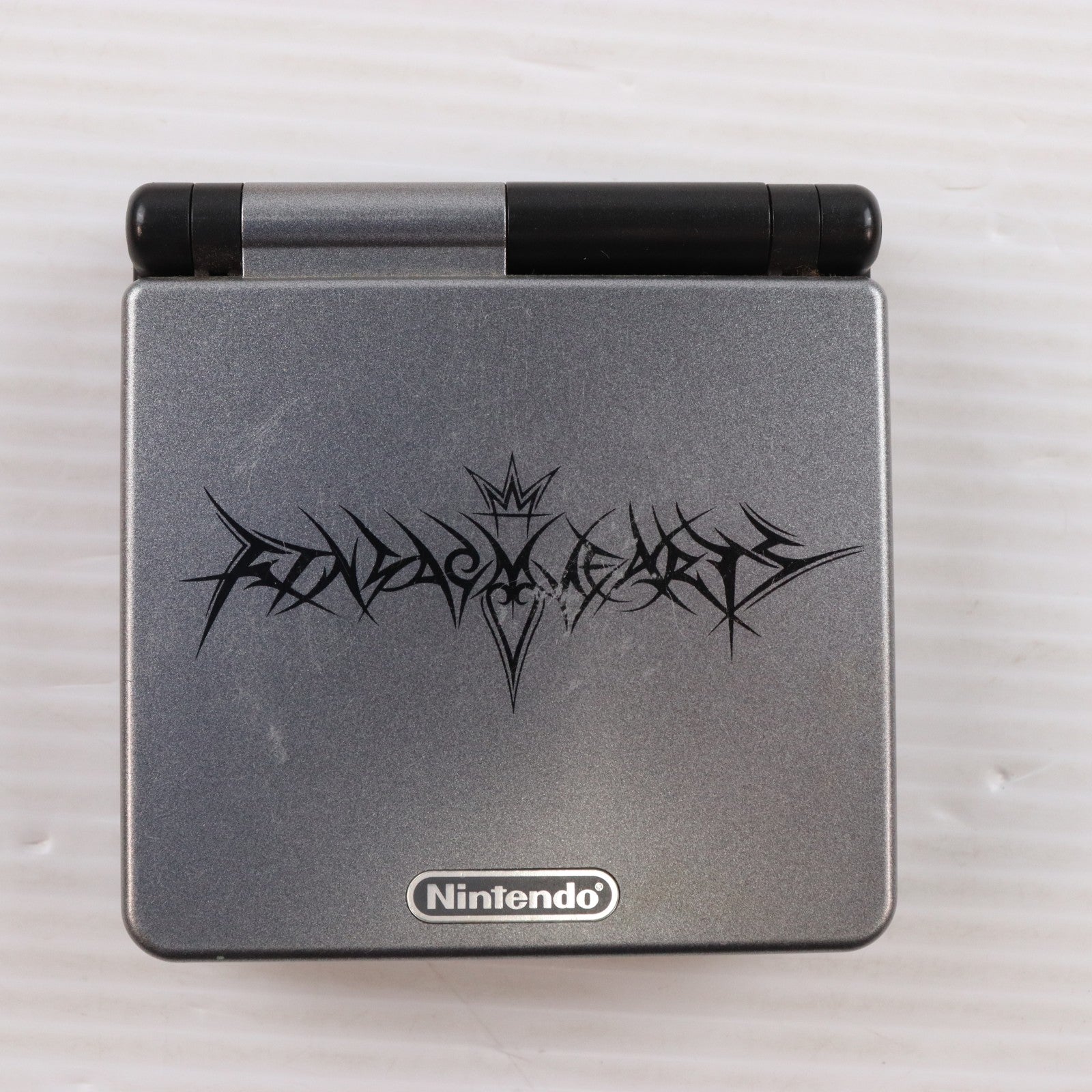 【中古即納】[GBA] (本体) GAMEBOY ADVANCE(ゲームボーイアドバンス) キングダム ハーツ チェイン オブ メモリーズ(KINGDOM HEARTS CHAIN OF MEMORIES) ディープシルバー エディション(限定版) スクウェア・エニックス(AGS-S-KHB8C)(20041111)