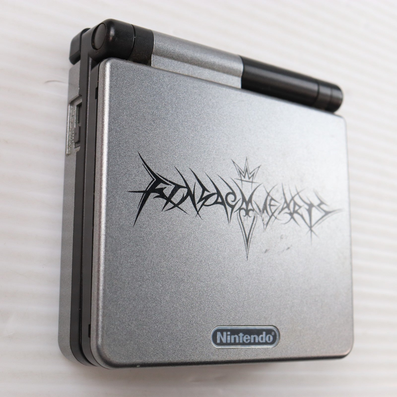 【中古即納】[GBA] (本体) GAMEBOY ADVANCE(ゲームボーイアドバンス) キングダム ハーツ チェイン オブ メモリーズ(KINGDOM HEARTS CHAIN OF MEMORIES) ディープシルバー エディション(限定版) スクウェア・エニックス(AGS-S-KHB8C)(20041111)